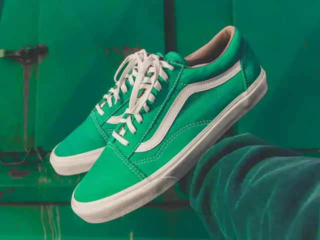 Retro Runner — Forest Green